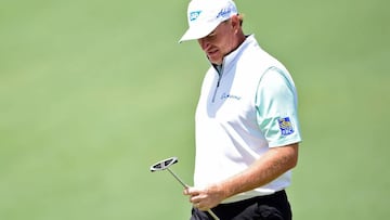 Ernie Els mira su putter.