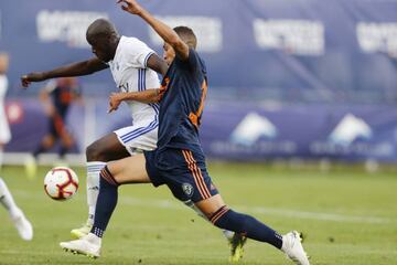 Rodrigo lucha por un balón ante un jugador del Lausanne.