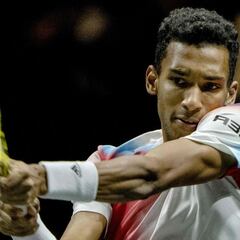 Auger-Aliassime estrena su palmarés ante Tsitsipas