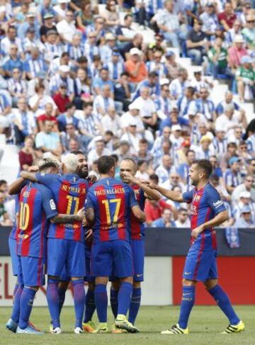 Los jugadores celebran el 0-5 de Rafinha. 