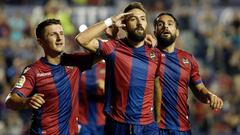 GRA545. VALENCIA, 21/09/2017.- El centrocampista del Levante Jos&eacute; Luis Morales (c) celebra su gol, segundo del equipo ante la Real Sociedad, durante el encuentro correspondiente a la quinta jornada de Liga en Primera Divisi&oacute;n que se disputa esta noche en el estadio Ciutat de Valencia. EFE/Juan Carlos C&aacute;rdenas.