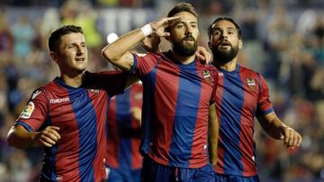 GRA545. VALENCIA, 21/09/2017.- El centrocampista del Levante José Luis Morales (c) celebra su gol, segundo del equipo ante la Real Sociedad, durante el encuentro correspondiente a la quinta jornada de Liga en Primera División que se disputa esta noche en el estadio Ciutat de Valencia. EFE/Juan Carlos Cárdenas.