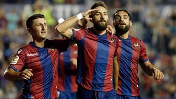 GRA545. VALENCIA, 21/09/2017.- El centrocampista del Levante Jos&eacute; Luis Morales (c) celebra su gol, segundo del equipo ante la Real Sociedad, durante el encuentro correspondiente a la quinta jornada de Liga en Primera Divisi&oacute;n que se disputa esta noche en el estadio Ciutat de Valencia. EFE/Juan Carlos C&aacute;rdenas.