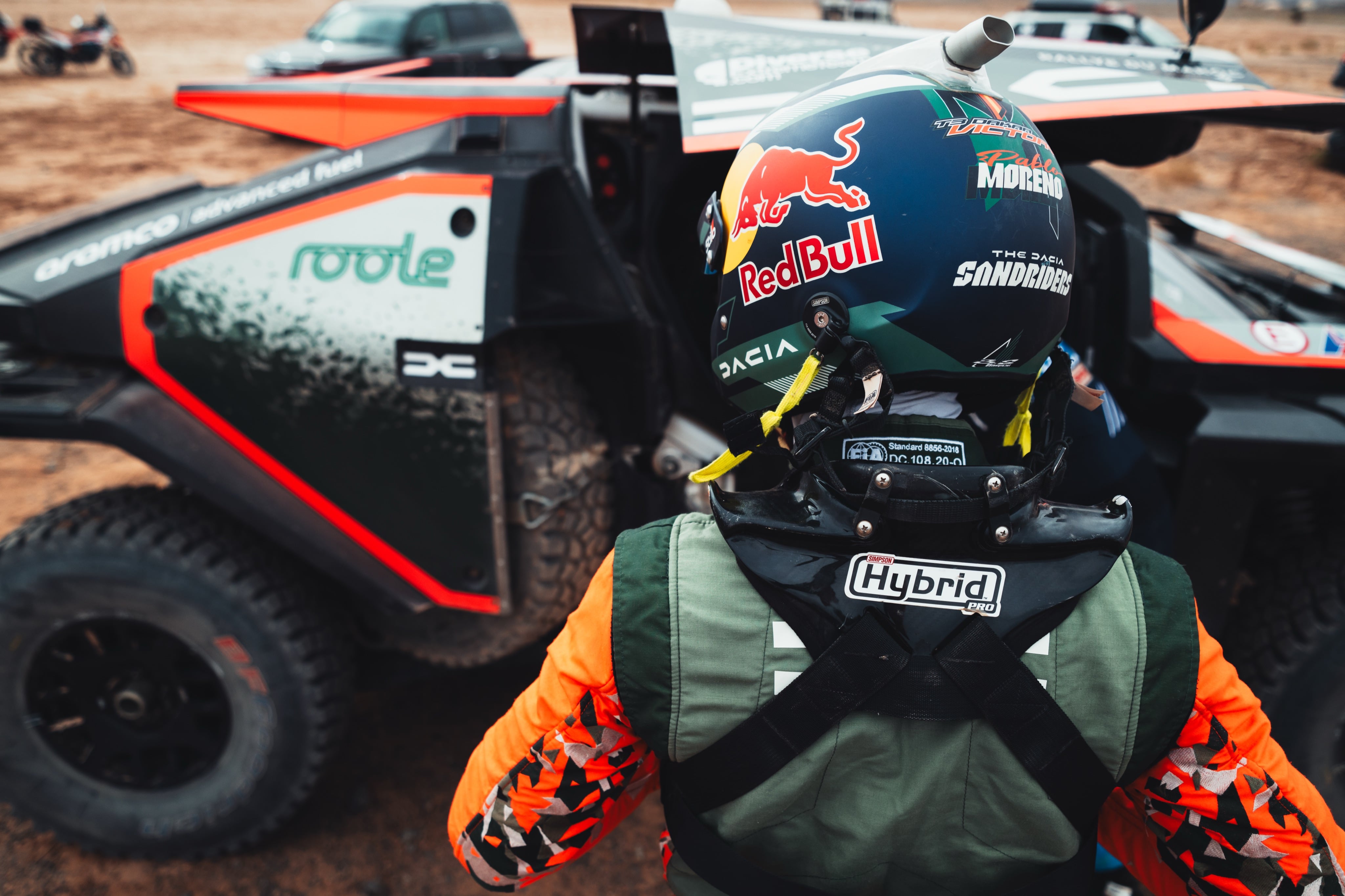 Cristina Gutiérrez antes de subir al Dacia del Dakar.