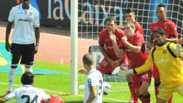 <b>NO ERA CESIÓN AL PORTERO. </b>Una de las mejores ocasiones del Valencia llegó tras un error en la apreciación de Álvarez Izquierdo.