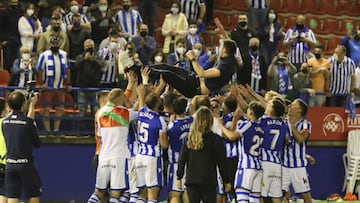 Los jugadores de la Real Sociedad B celebran el ascenso con sus aficionados.