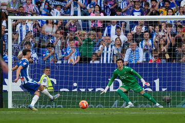 Puado engaña a Horkas en el penalti.