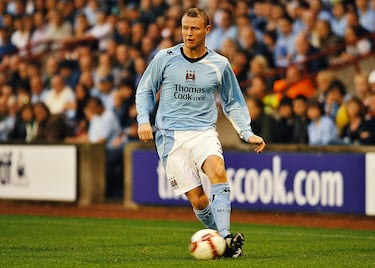 Estuvo don años en Manchester cuando este le fichó procedente del PSV Eindhoven. Disputó 63 partidos como 'citizen'. Antes del club holandés estuvo jugando en el Glasgow Rangers y en el Everton FC. Se retiró jugando en el Leicester City.