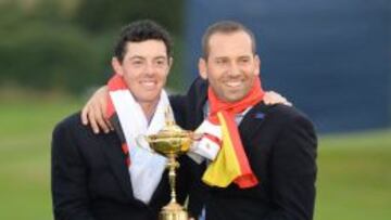 Rory McIlroy y Sergio García posan con la Ryder Cup.