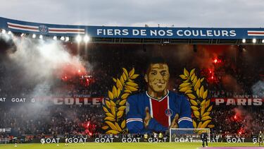 Paris (France), 13/05/2024.- PSG fans display a tifo with a picture of Kylian Mbappe prior to the French Ligue 1 soccer match between Paris Saint-Germain (PSG) and Toulouse (TFC) in Paris, France, 12 May 2024 (issued 13 May 2024). (Francia) EFE/EPA/MOHAMMED BADRA