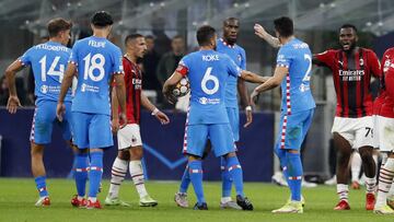 Los jugadores del Atlético durante el partido contra el Milan.