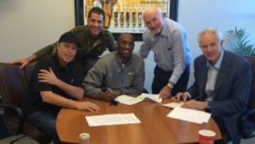 Kobe, en el momento de la firma.