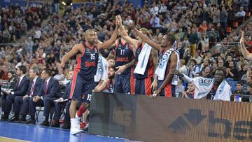 Jason Granger saluda a sus compañeros durante el Baskonia-Real Madrid.