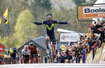 El español Alejandro Valverde del Movistar celebra su victoria en la Flecha Valona en el Muro de Huy