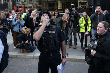 El escalador urbano francés Alain Robert, también conocido como "Spider-Man", sube a Heron Tower, 110 Bishopsgate, en el centro de Londres, la torre más alta de la ciudad de Londres.