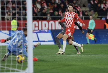 0-3. Luka Modric filtra un baln a la carrera del delantero francs, entra en el rea giron con la oposicin de Arnau Martnez y de un potente derechazo, cruzado y raso, supera a Paulo Gazzaniga.