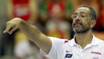 Juan Antonio Orenga da instrucciones a sus jugadores en el partido que ha enfrentado a España con Polonia.