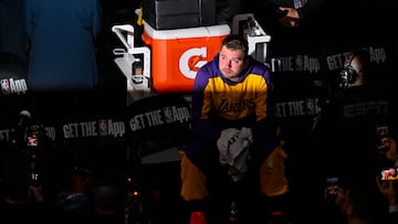 Luka Doncic observa el videomarcador en su retorno a Dallas.