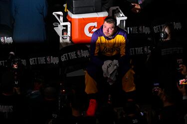 Luka Doncic observa en las pantallas el video tributo de su paso por los Dallas Mavericks.