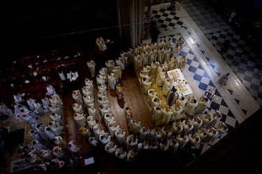 El arzobispo Laurent Ulrich dirige la Eucaristía rodeado de miembros del clero.