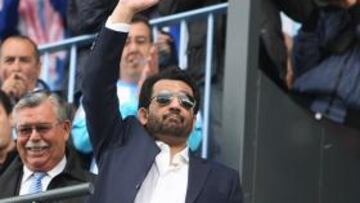 <b>¿RECTA FINAL? </b>Al-Thani saluda a los aficionados del Málaga en La Rosaleda.