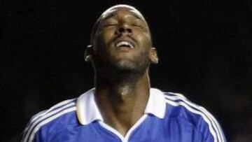 Tres goles del francés Nikolas Anelka terminaron con la resistencia del Watford, antepenúltimo de la Segunda División inglesa, que se adelantó en el marcador (1-3) pero no impidió el triunfo del cuadro del holandés Guus Hiddink, que debutó como técnico del equipo londinense.
