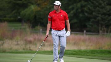 Jon Rahm reacciona tras un golpe durante el BMW Championship.