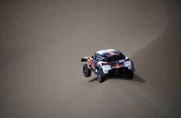 En la etapa 9, Sebastien Loeb y Daniel Elena han perdido toda opci車n de victoria. Rompieron en frontal de su coche al no ver un agujero. Perdieron m芍s de siete horas en la clasificaci車n general.
