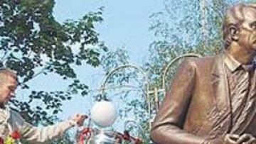 <b>HOMENAJE. </b>Shevckenko llevó la Champions 2003 a su maestro Lobanovsky.