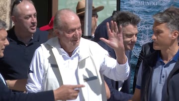 El recibimiento a Juan Carlos I en el club náutico de Sanxenxo entre aplausos y vítores