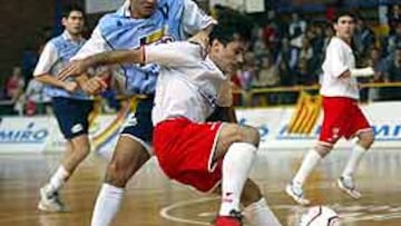 <b>RECUERDA AL CASO FIGO.</b> La decisión del Juez Único de Competición se produce tras unos incidentes en el encuentro Miró Martorell-El Pozo Murcia que recuerdan inexcusablemente al lío con Figo en el Camp Nou.