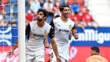 Valencia&#039;s Portuguese forward Goncalo Guedes (L) celebrates after scoring his team&#039;s third goal during the Spanish League football match between CA Osasuna and Valencia CF at El Sadar stadium in Pamplona on September 12, 2021. (Photo by ANDER GI