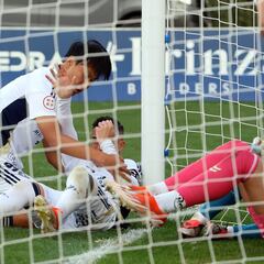 El sacrificio de Callejón, gol y retirado en camilla
