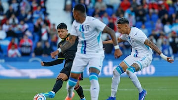 LEGANÉS (COMUNIDAD DE MADRID), 31/03/2026.- El centrocampista de la selección de fútbol de Perú Jairo Concha (i) centra un balón junto a Kervin Arriaga, de Honduras, durante el partido amistoso que disputan las selecciones nacionales de Perú y Honduras este martes en el estadio Municipal de Butarque en Leganés (Comunidad de Madrid). EFE/ Mariscal