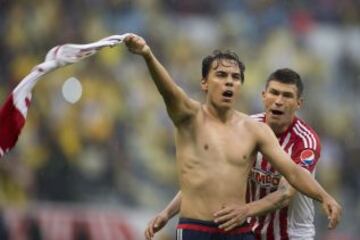 El héroe del clásico, Omar Bravo. Chivas no vencía al América desde el Apertura 2012 y el delantero mochiteco tenía ocho años sin anotaciones en el partido de mayor convocatoria en México.