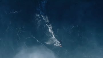 Carlos Burle surfeando una ola gigante en Nazaré temporada 25-26
