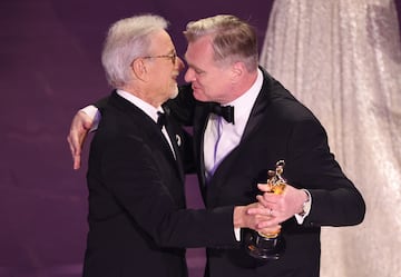 Christopher Nolan recoge el Oscar a Mejor Director por Oppenheimer de la mano de Steven Spielberg.