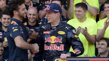 Ricciardo felicita a Verstappen por su victoria en Montmeló.
