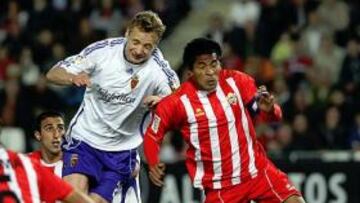 <b>EN LAS ALTURAS.</b> Jarosik y Acasiete saltan a por un balón dividido.