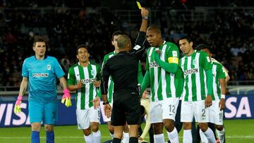 Momento en el que Alexis Charales recibe la tarjeta amarilla durante el partido por el tercer y cuarto puesto del Mundial de Clubes entre América y Nacional.