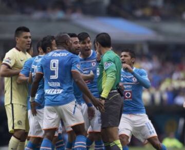 El fuerte reclamo de los jugadores celestes hacia el silbante