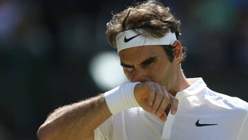 Roger Federer lament&aacute;ndose tras un punto fallado.