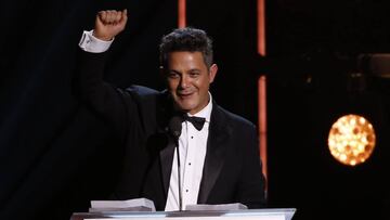 Alejandro Sanz recibiendo el Premio a la Persona del año por la Academia Latina de la Grabación en una gala homenaje celebrada en la antesala de la 18ª edición de los Premios Grammy Latino 2017.