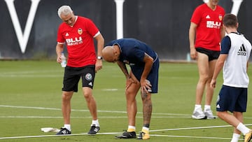 Simone Zaza se lamenta de su rodilla.