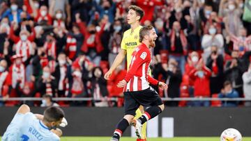 Iker Muniain celebra el gol marcado por Raúl García ante el Villarreal.