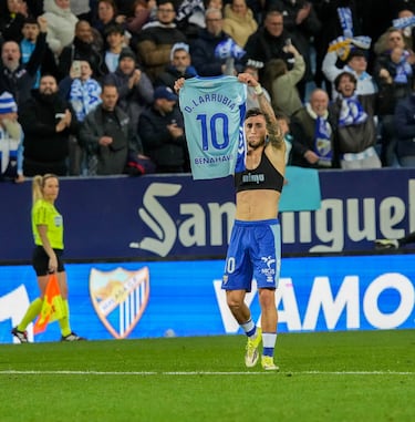 Decisivo como pocos, Larrubia volvió a llevar al Málaga a la victoria, con un doblete. Suma cuatro goles en los últimos cuatro partidos. Su último tanto, de bella factura, llegó en el minuto 93, para dejar los tres puntos en La Rosaleda.
