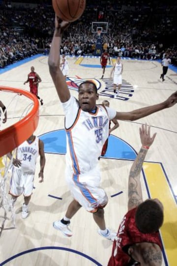 Tras esa temporada, la franquicia de Seattle se mudo a Oklahoma, convirtiéndose en los Thunder. A Durant le fue indiferente y siguió machacando a todos su rivales.