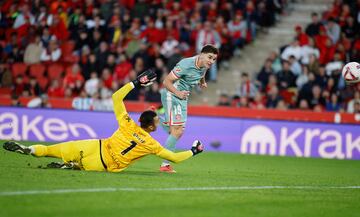 Oblak buscó a Giuliano Simeone en largo tras un córner en contra y el argentino arrancó con fe para chocar con Maffeo y llevarse el balón. En el mano a mano optó por contemporizar a la izquierda y cedérsela a Julián Álvarez, que marcó a placer.