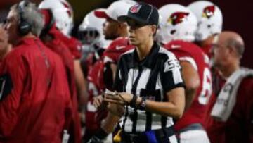 Sarah Thomas debutó como primera mujer juez de línea de tiempo completo en la NFL.