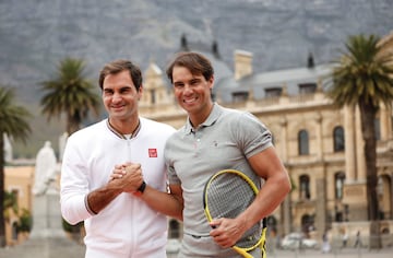 La lucha deportiva entre Rafa Nadal y Roger Federer está considerada como la mejor y más importante rivalidad de todos los tiempos. Se trata de estilos de juego totalmente opuestos que han llevado a estos dos tenistas a ganarlo todo. Es el virtuosismo y l